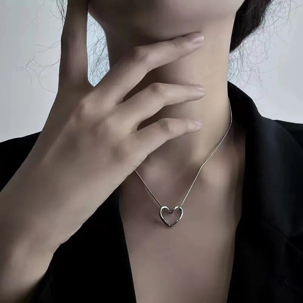 Korean Jewellery Hollow Heart Pendant Necklace Clavicle Chain Fashion Light Luxury Simplicity Korean Jewellery Necklace For Girls