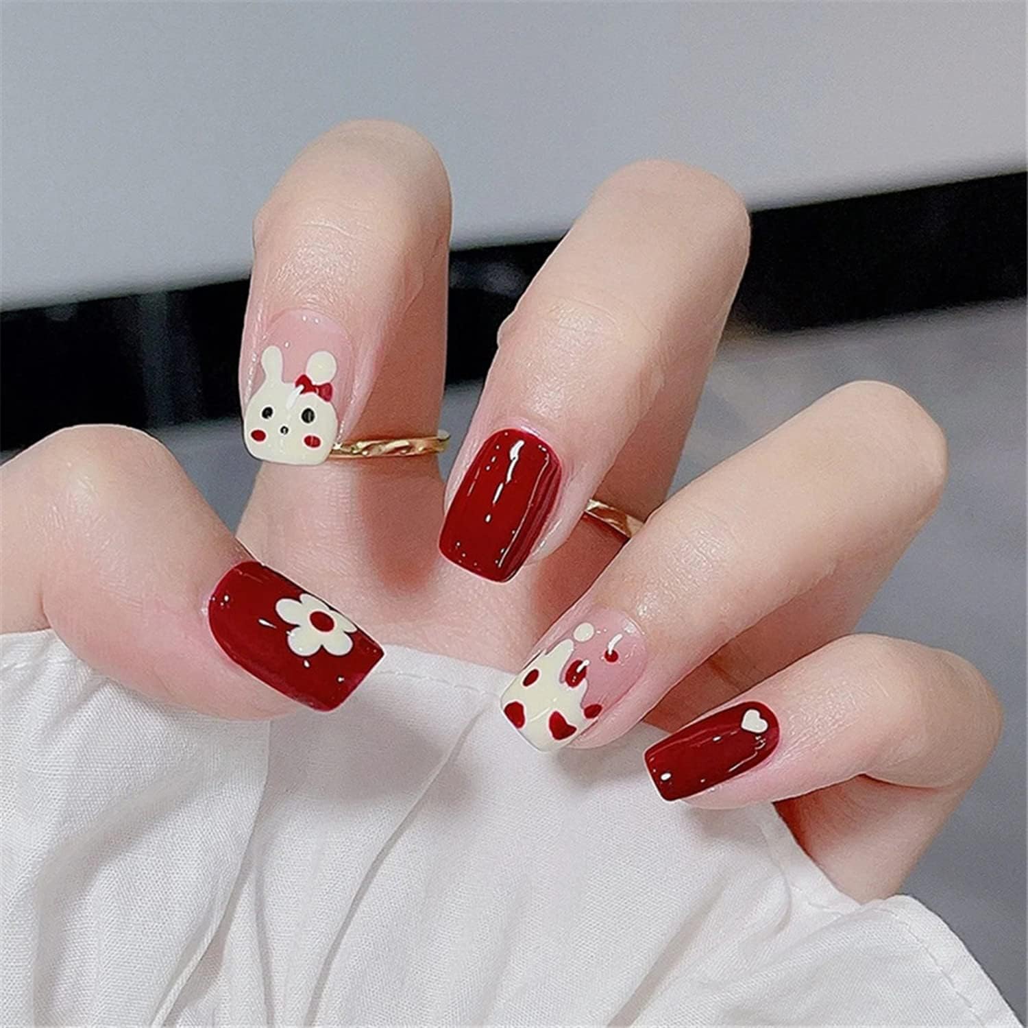24Pcs Red & White Beautiful Trendy Fake Nails (With Glue) Set For Girls - Wearable Nails Stylish Pattern Artificial Nails For Women